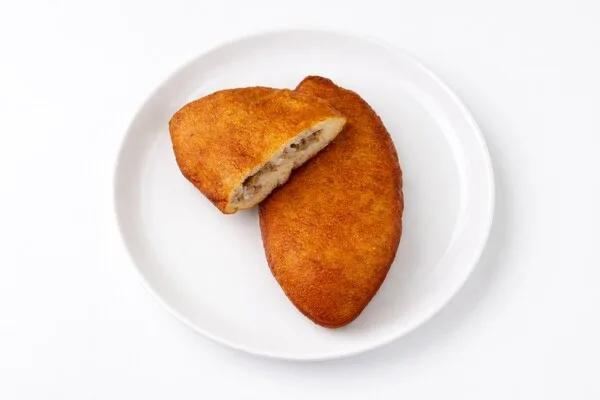 Пирожок жареный с мясом рисом